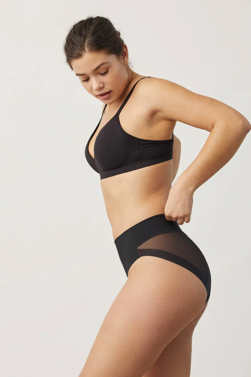 Cueca redutora em tule preto de média compressão
