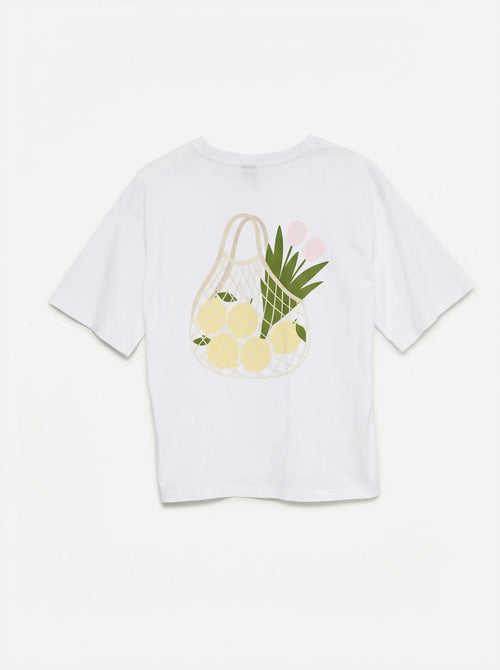 T-shirt branca com ilustração colorida de saco de rede com frutas e flores nas costas