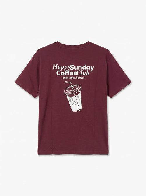 T-shirt roxa com lettering Happy Sunday Coffee Club e desenho de copo de café nas costas