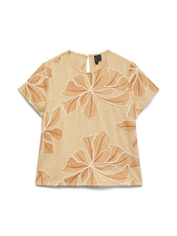 Blusa bege de mangas curtas com motivos florais em relevo, vista de frente