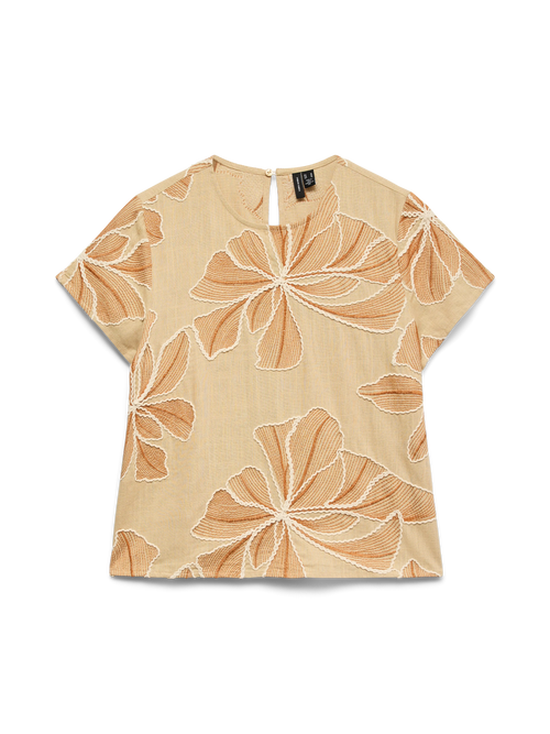 Blusa bege de mangas curtas com motivos florais em relevo, vista de frente
