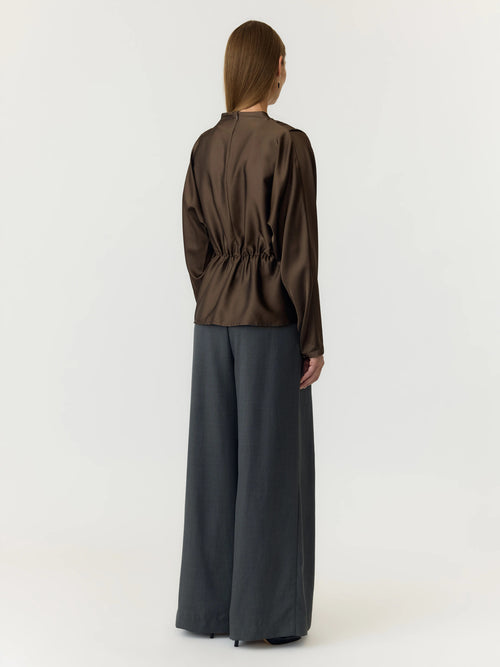 Blusa Acetinada Castanha de Gola Alta