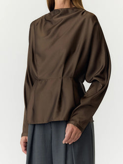 Blusa Acetinada Castanha YASPELLA de Gola Alta