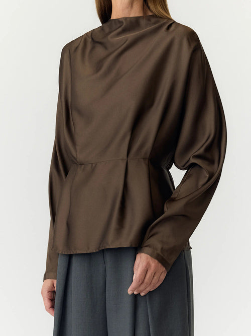 Blusa Acetinada Castanha de Gola Alta