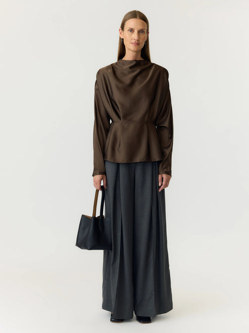 Blusa Acetinada Castanha de Gola Alta