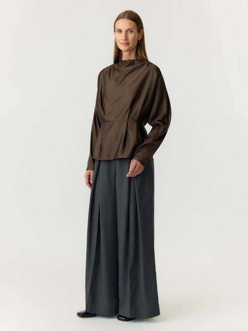 Blusa Acetinada Castanha de Gola Alta