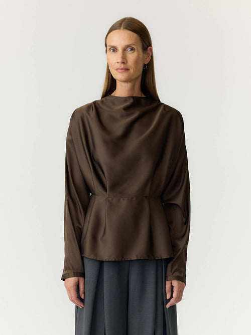 Blusa Acetinada Castanha de Gola Alta