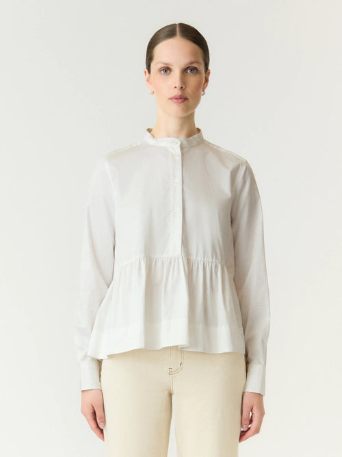 Camisa branca YASSALSY de mangas compridas, vista de frente na modelo