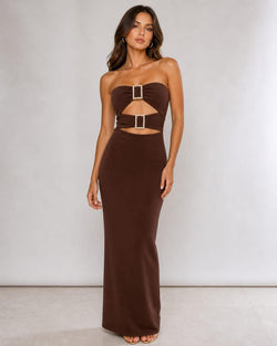 Vestido comprido cai-cai com recortes e fivela de brilhantes