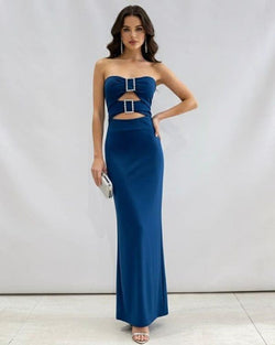 Vestido comprido cai-cai com recortes e fivela de brilhantes