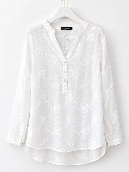 Blusa camiseiro branca em algodão com bordados florais
