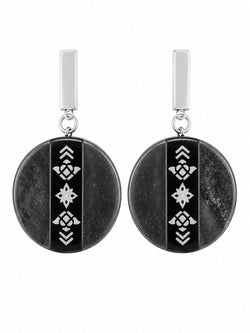 Brincos Pendentes Disco Pedra Negra Gravado Prateado