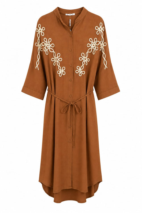 Vestido Midi Bordado com Cinto Camel - Frente