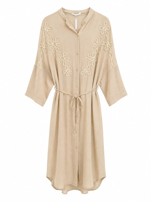 Vestido Midi Bordado com Cinto Beige - Frente