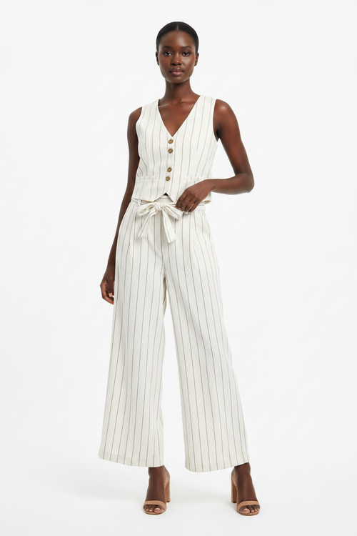 Conjunto pantalona listrado numa modelo
