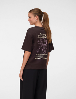 T-shirt castanha na modelo com estampado More Espresso nas costas
