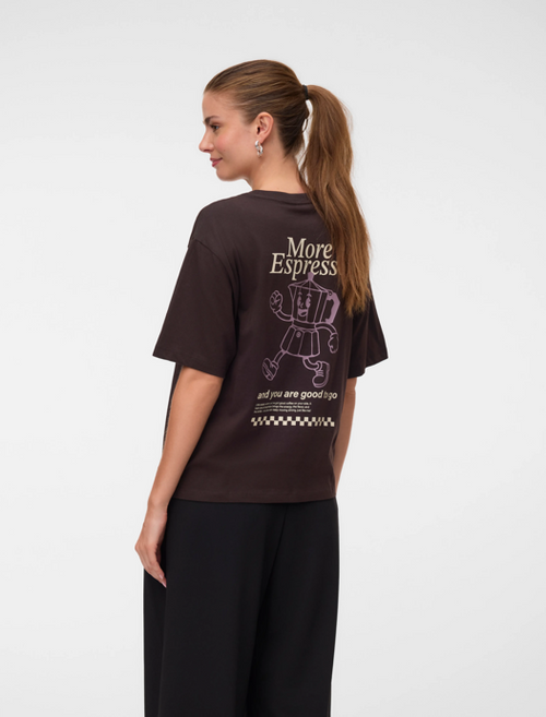 T-shirt castanha na modelo com estampado More Espresso nas costas