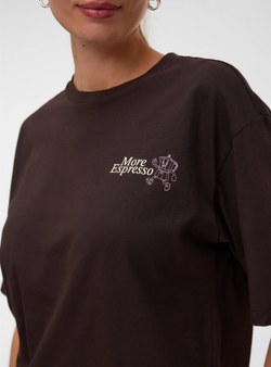 T-shirt castanha com estampado More Espresso no peito