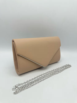 Clutch Estruturada com Aba e Corrente