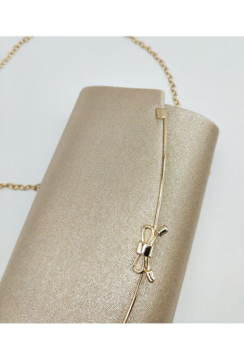 Clutch Estruturada com Fecho Twist e Corrente