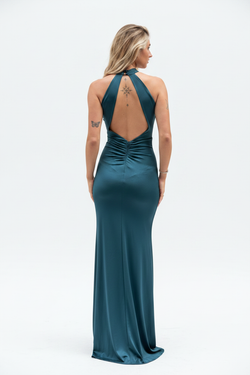Vestido teal verso com modelo